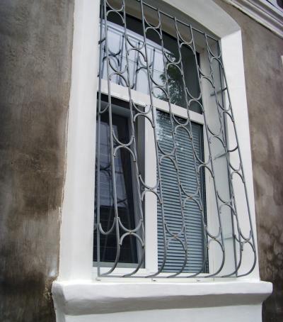 Решетка,на окно в старом теплом доме
