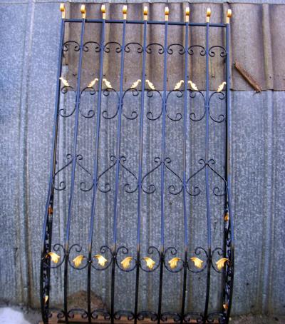 Решетка,с коваными элементами